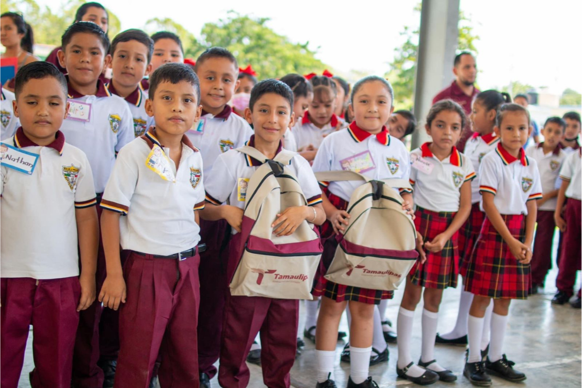 Uniformes escolares de nivel básico otorgados a alumnos de nivel básico en Tamaulipas. Foto: SET