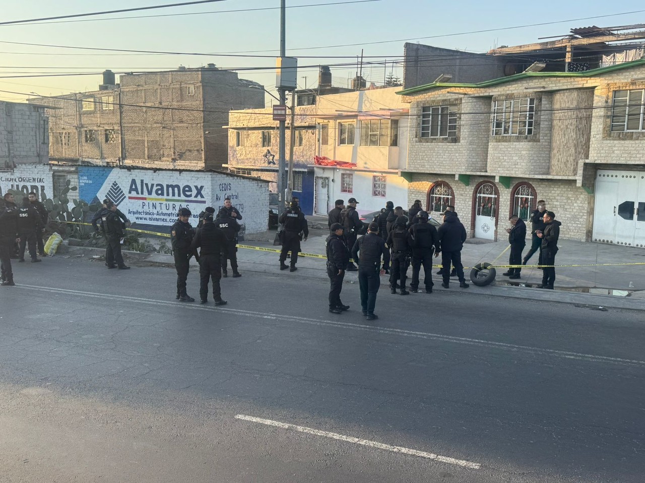 Policías en la GAM, donde murió el ladrón.     Foto: Ramón Ramírez