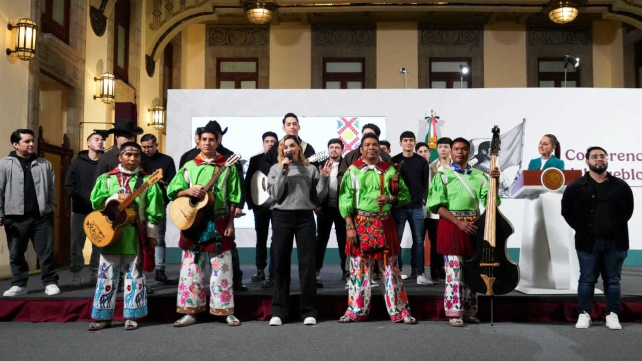 El grupo musical Los HH, sorprendieron con un regalo durante la conferencia mañanera a la presidenta Claudia Sheinbaum. Foto: POSTA MX.