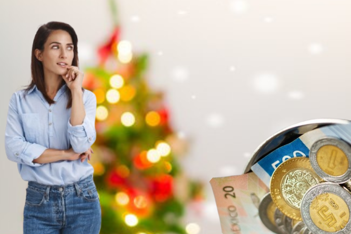 Persona frente a un árbol de Navidad y monedas.     Foto: Freepik editada en Canva.