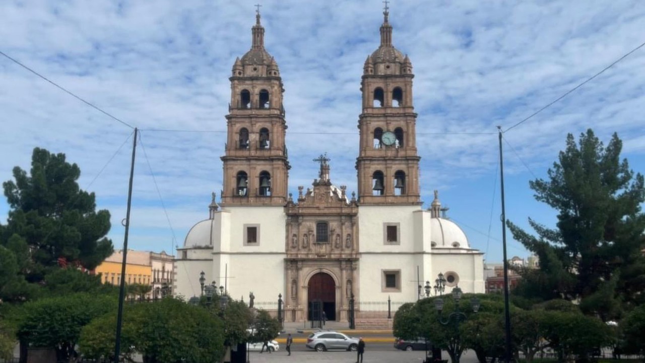 La Catedral de Durango vista desde la Plaza de Armas. Foto: Isaura Retana.