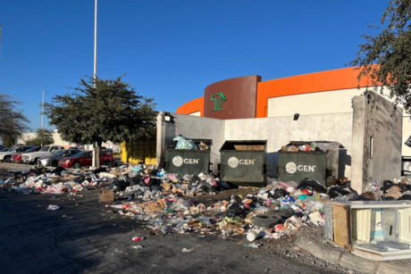 Plaza Patio en Saltillo se convierte en un tiradero de basura