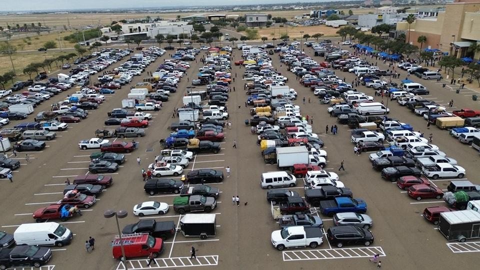 Durante la madrugada de este 19 de diciembre, más de siete mil connacionales cruzaron en caravana por la frontera de Nuevo Laredo, Tamaulipas, con el objetivo de celebrar las fiestas decembrinas junto a sus familias en México. Foto: Redes sociales