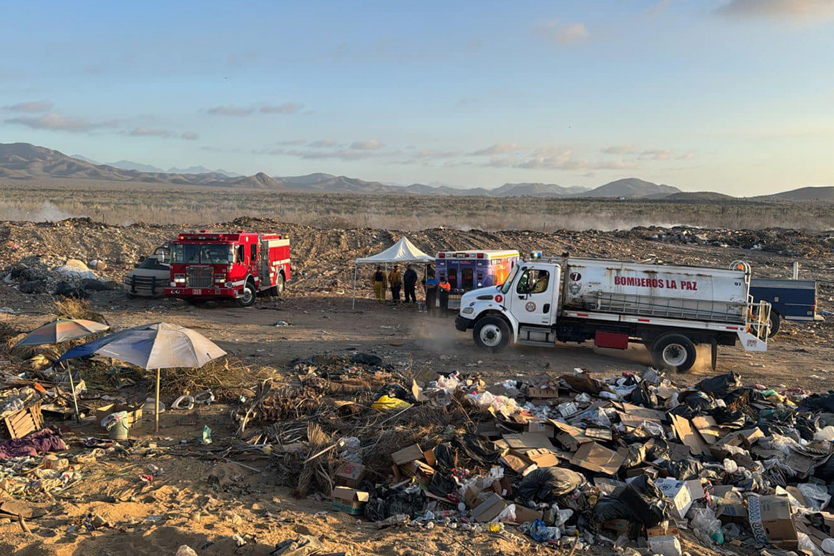 Bombreros de La Paz controlan el fuego en relleno sanitario de Todos Santos. Fotografías: Facebook de Ayuntamiento de La Paz.