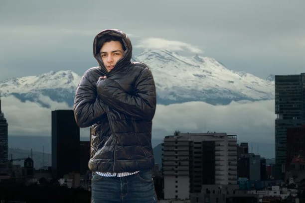 Hombre que siente frio con chaqueta en la CDMX Foto: Google Lugares en México y Freepik editada en canva