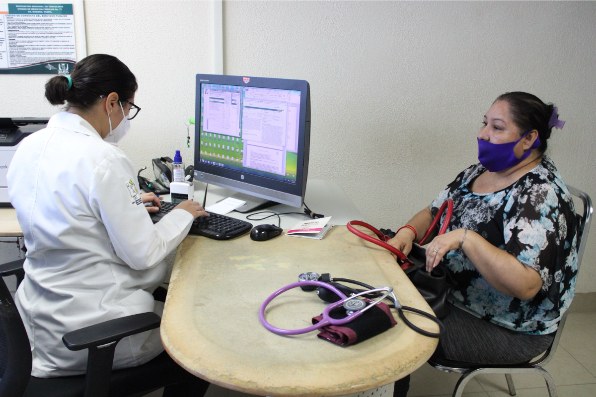 Se ha detectado que un gran número de médicos residentes migran a otros estados o instituciones de salud. Foto: IMSS