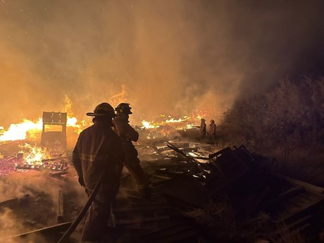 Intenso incendio en tarimera de Hidalgo, Nuevo León moviliza a rescatistas (VIDEO)