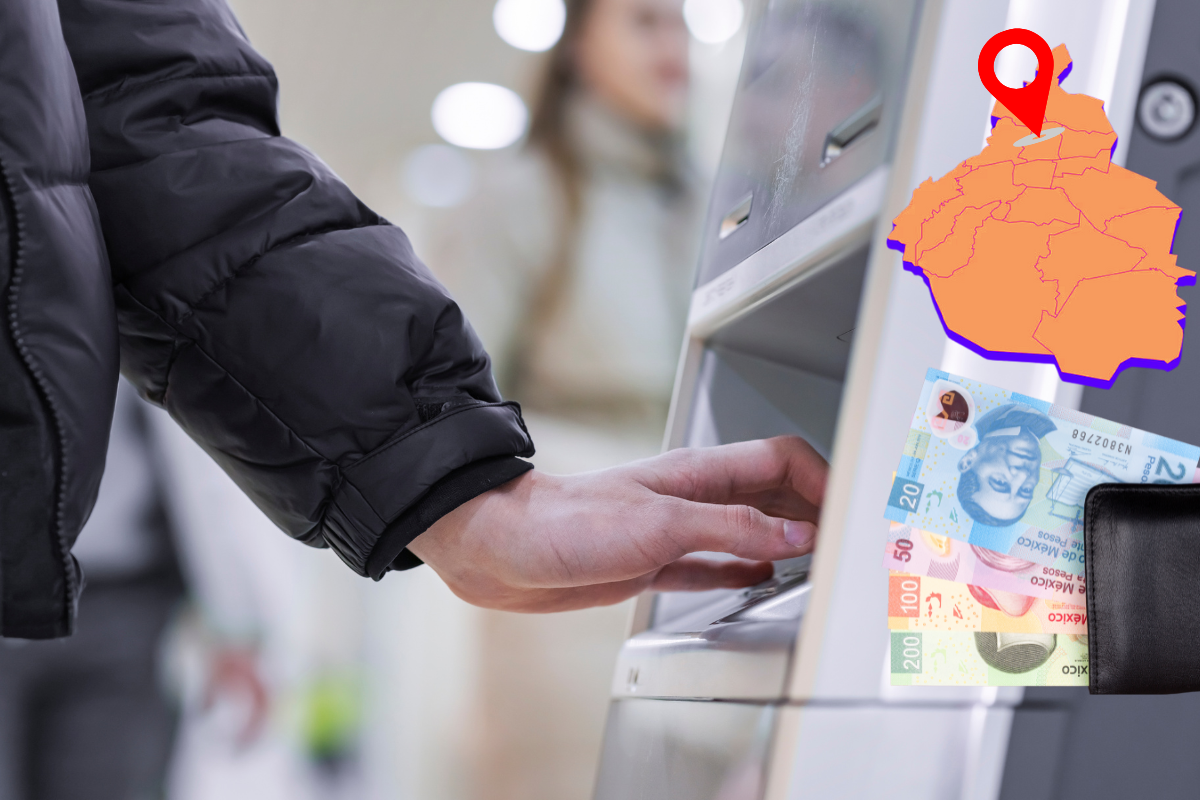 Persona sacando dinero del cajero automático, mapa de la CDMX y bolletes mexicanos. Foto: Pexels/Canva