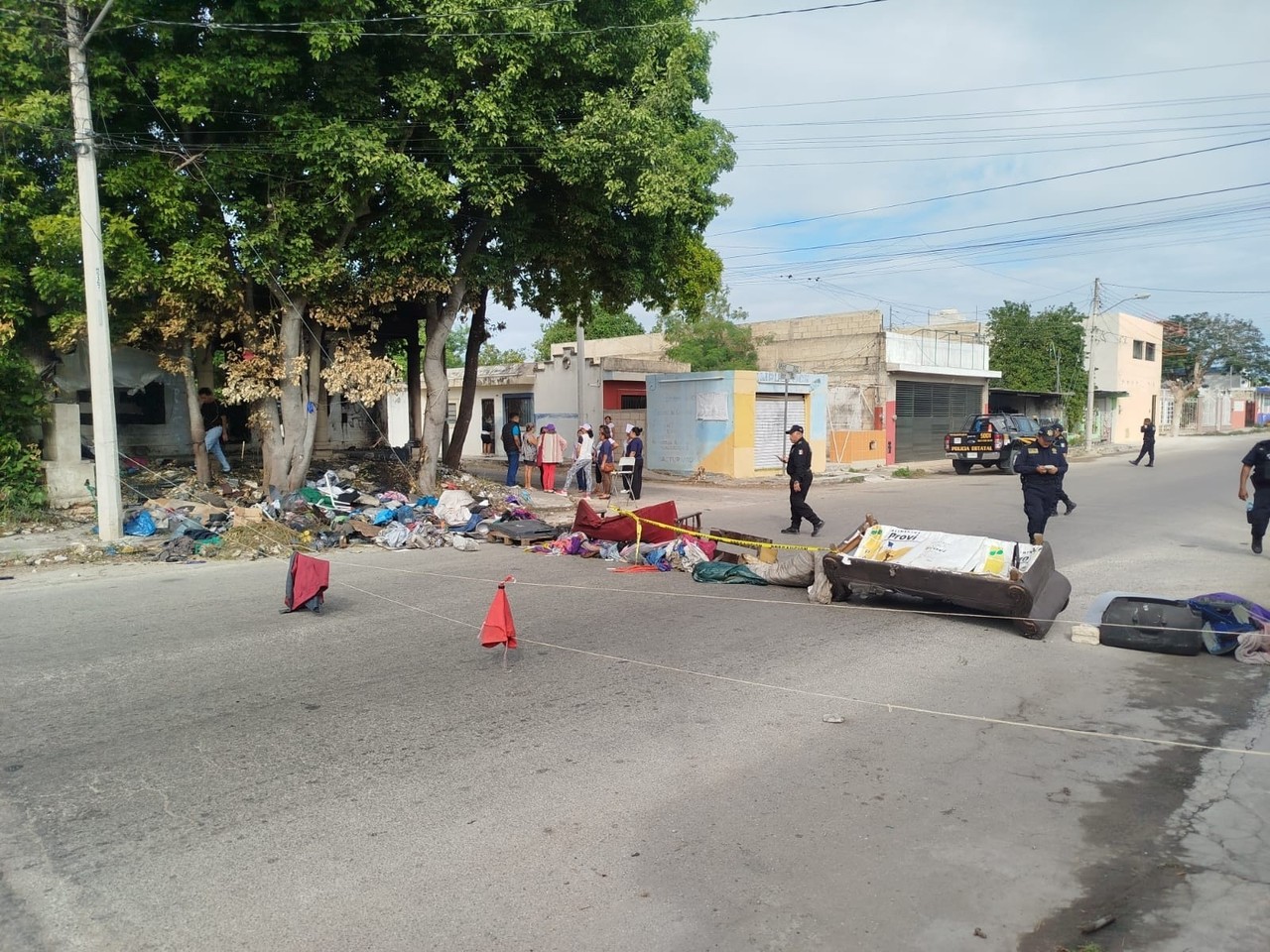  Vecinos de la colonia Zazil-Há de Mérida protestaron la mañana de este lunes bloqueando una de las calles debido al descontento que tienen contra dos sujetos quienes viven en un predio abandonado.- Foto de Noti Ojo Yucatán