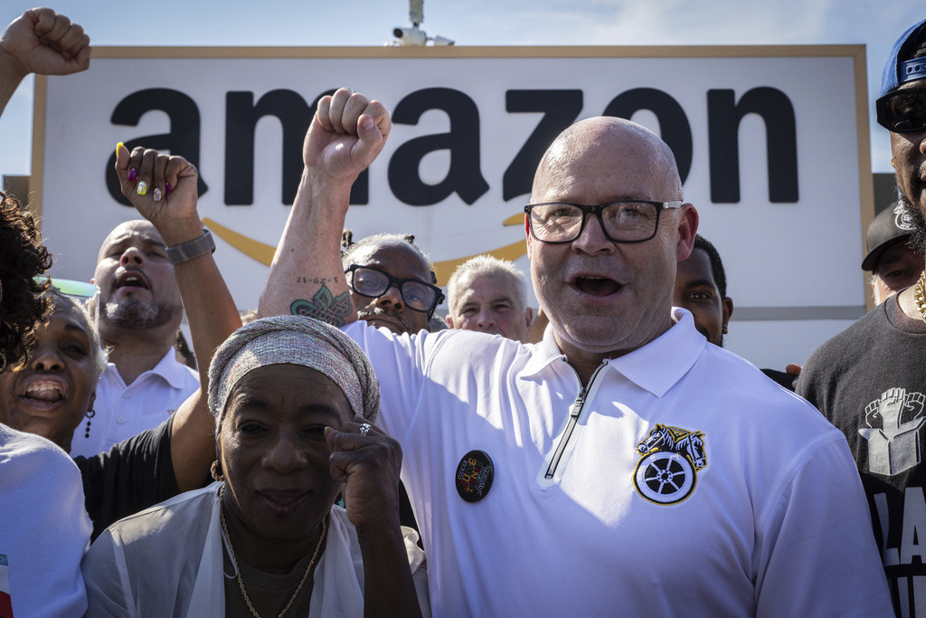 El presidente del sindicato Teamsters, Sean M. O'Brien (centro), se manifiesta junto a trabajadores de Amazon en el exterior del almacén JFK8 de la empresa en Staten Island, Nueva York, el 19 de junio de 2024. (AP Foto/ Stefan Jeremiah, archivo)