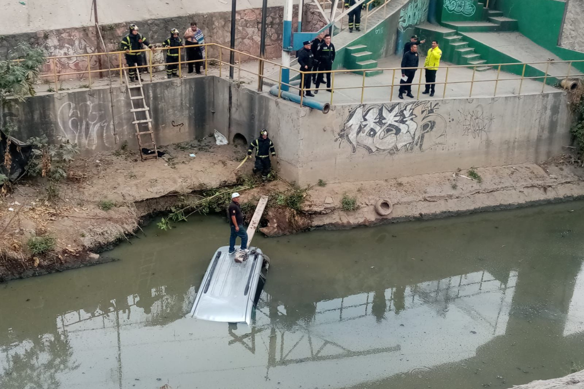 Automóvil hundido en el canal de aguas negras.    Foto: Ramón Ramírez