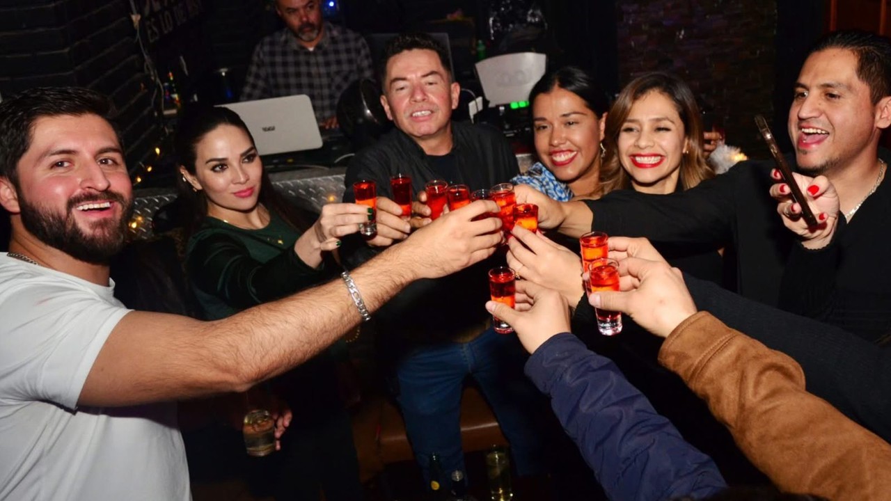 Duranguenses disfrutando de una noche de Bar. Foto: Facebook Las Mil y Una Noches Durango.