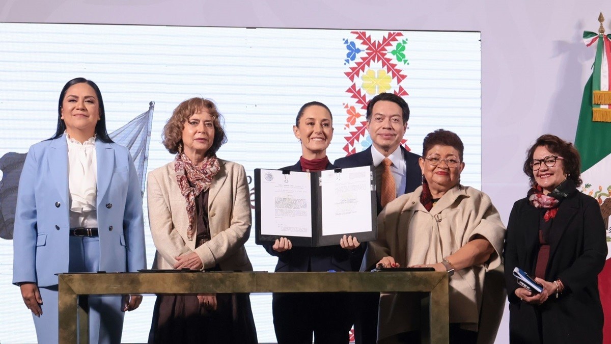 La presidenta de México, Claudia Sheinbaum, firmó el decreto que eleva a la Universidad Rosario Castellanos al estatus de institución nacional. Foto: Gobierno de México