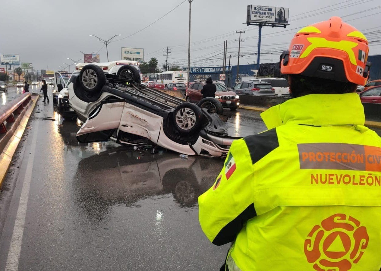 Elementos de Protección Civil de Nuevo León en la zona donde ocurrió el accidente. Foto: Protección Civil de Nuevo León.