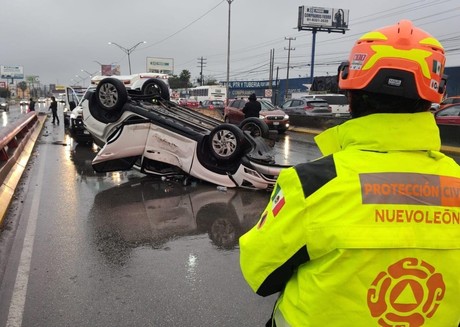 Accidente en Apodaca: volcadura en avenida Miguel Alemán deja dos heridos