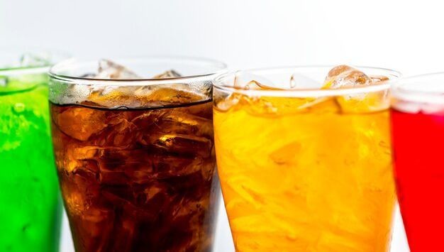 La realidad detrás de las bebidas 'saludables' y su contenido de azúcar. Foto: Freepik