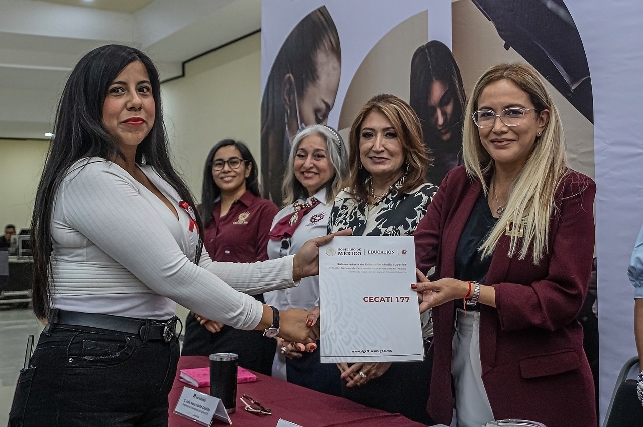 Mujer recibiendo constancia de capacitacion. Foto: Redes Sociales