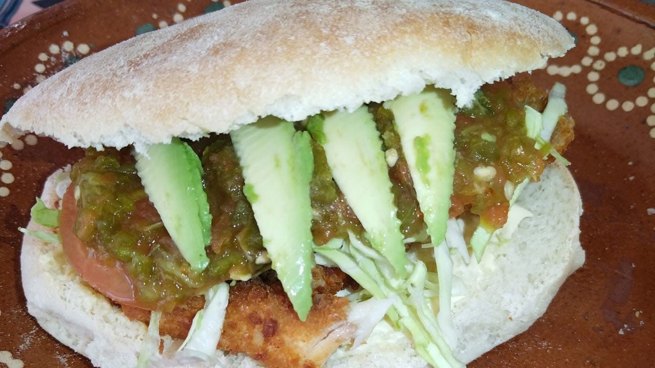 Lonche de pescado que se sirve en Francisco I. Madero. Foto: Facebook CeviChero.