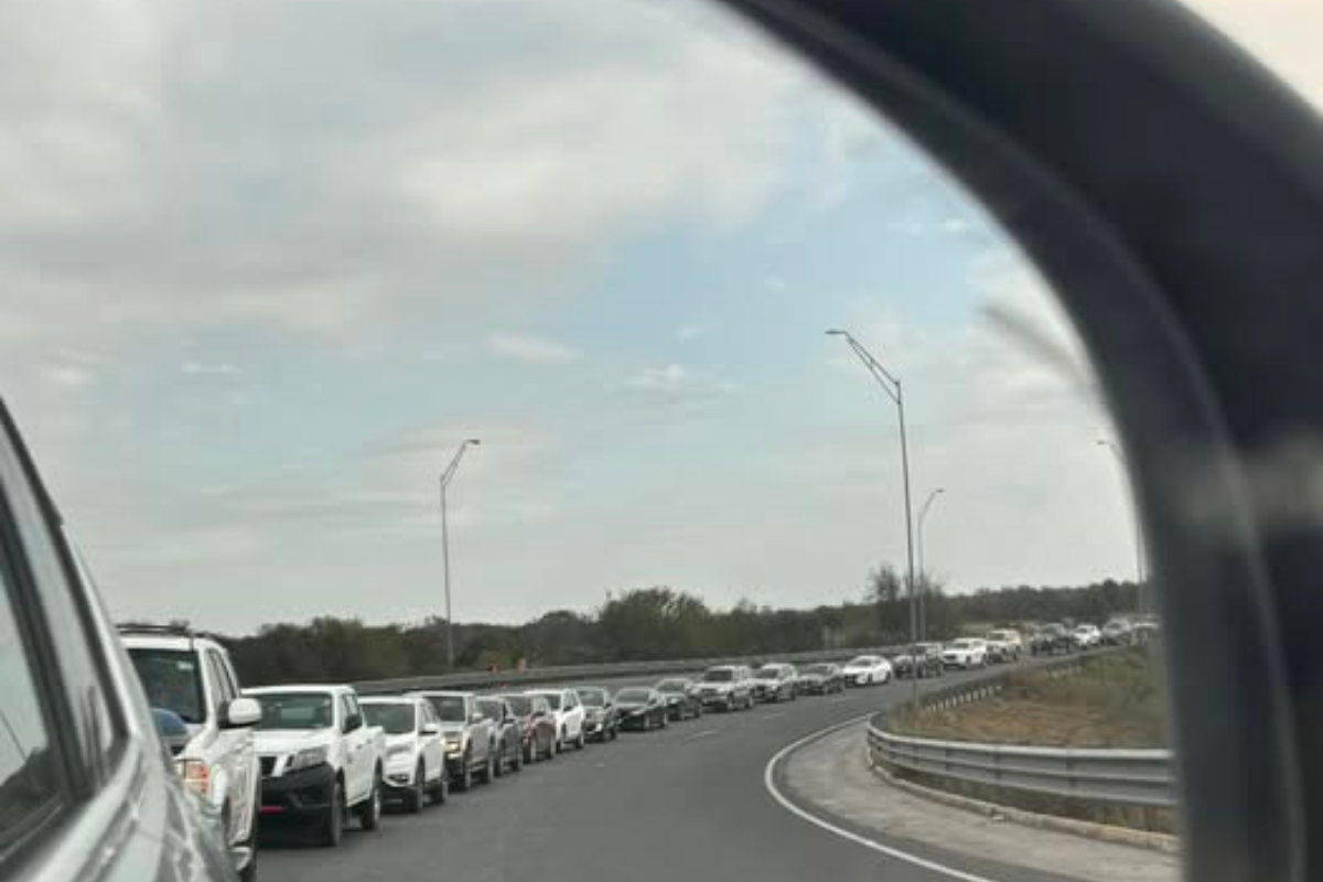 Largas filas se han registrado en los puentes fronterizos en Tamaulipas. Foto: redes