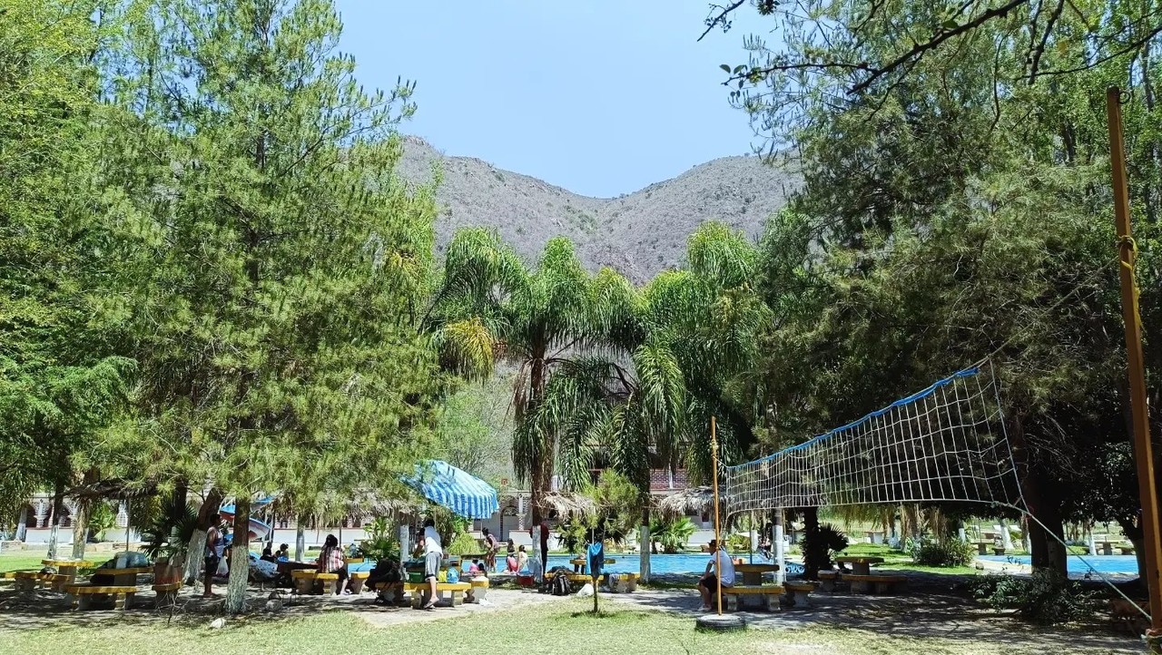 En este balneario podrás disfrutar de un día en aguas termales. Foto: Facebook Oasis Acatita.