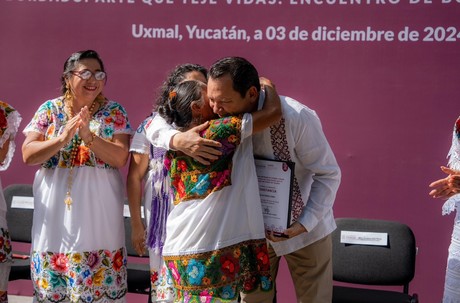 Certifican a 200 bordadoras mayas por preservar este elemento de la vida comunitaria en Yucatán