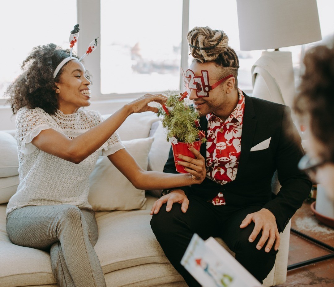 Personas realizando un juego en Navidad para pasar en familia juntos. Foto: Canva.