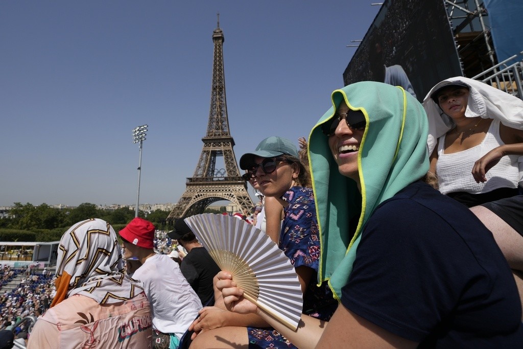 Personas sufren de calor extremo. (AP Foto/Robert F. Bukaty, archivo)