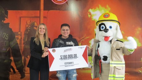 Bomberos de Nuevo León entregan premios del 44 sorteo