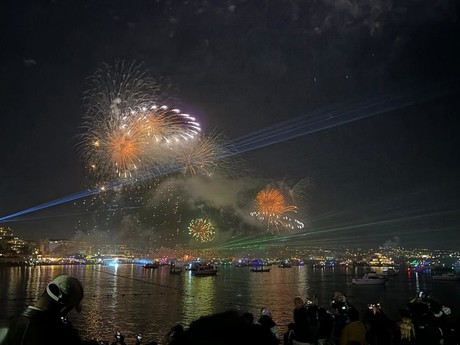 (Video) Los Cabos celebra el Año Nuevo 2025 con Show de luces y laser en Cabo San Lucas