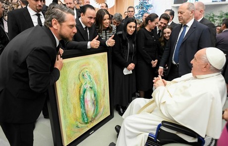 Papa Francisco bendice a Manolo Jiménez, Paola Rodríguez y a danzantes en el Vaticano