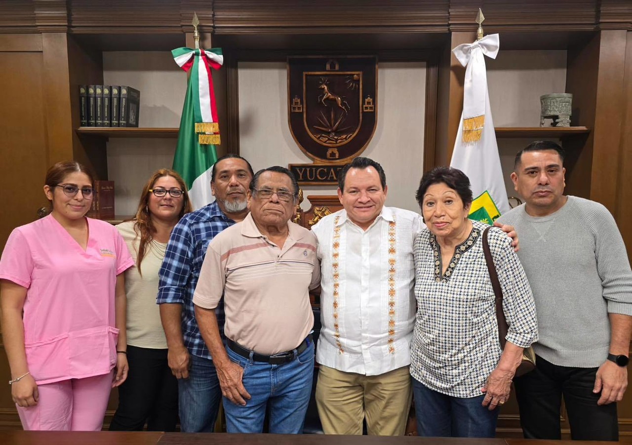 En sus redes sociales, el gobernador de Yucatán compartió una foto de la visita que realizó a Palacio de Gobierno la familia que lo ayudó hace 14 años durante su estancia en Mérida.- Fuente Huacho Díaz Mena