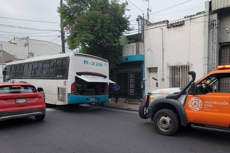 Protección Civil controla incendio de camión urbano en el centro de Monterrey