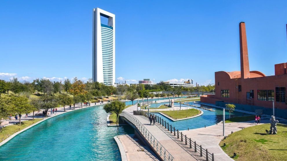 Paseo Santa Lucía: belleza, cultura y diversión en Monterrey. Foto: Canva.