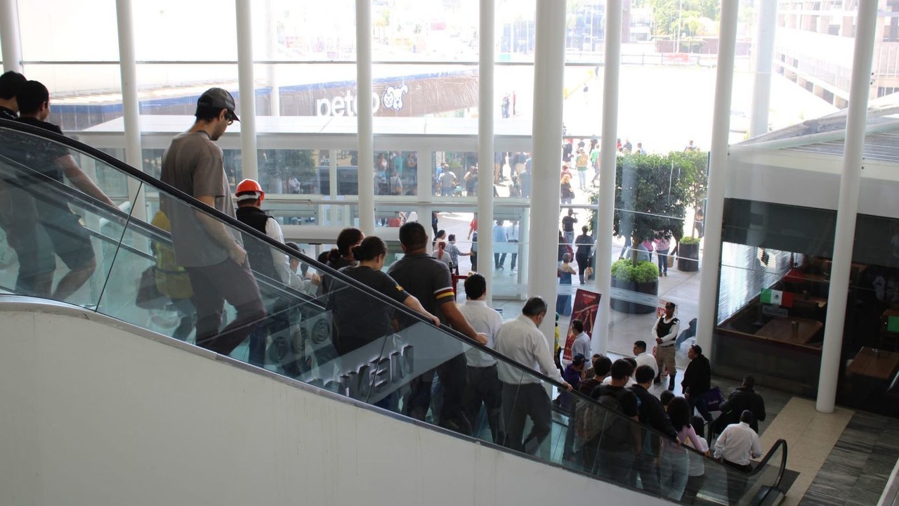 Personas comprando en el centro comercial Paseo Durango. Foto: Facebook Paseo Durango.