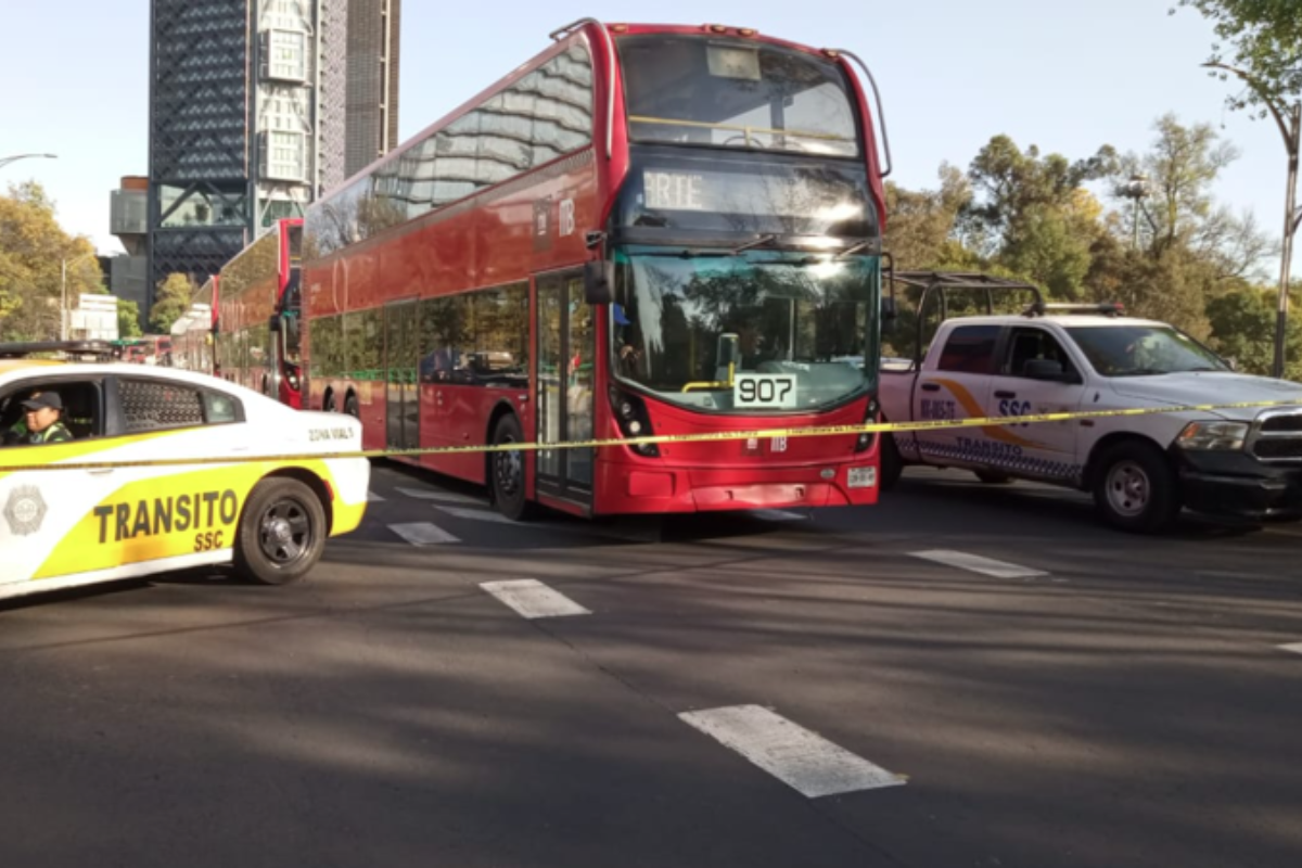 Metrobús junto a patrullas de tránsito, detenidos por una manifestación.     Foto: @OVIALCDMX