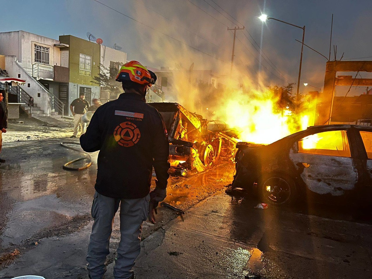 Elemento de Protección Civil de Nuevo León en la zona del siniestro. Foto: Protección Civil de Nuevo León.