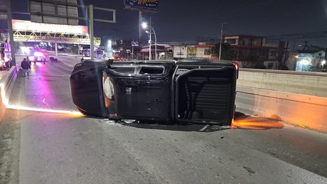 Conductor huye tras volcar su camioneta en pleno cruce vial de Monterrey