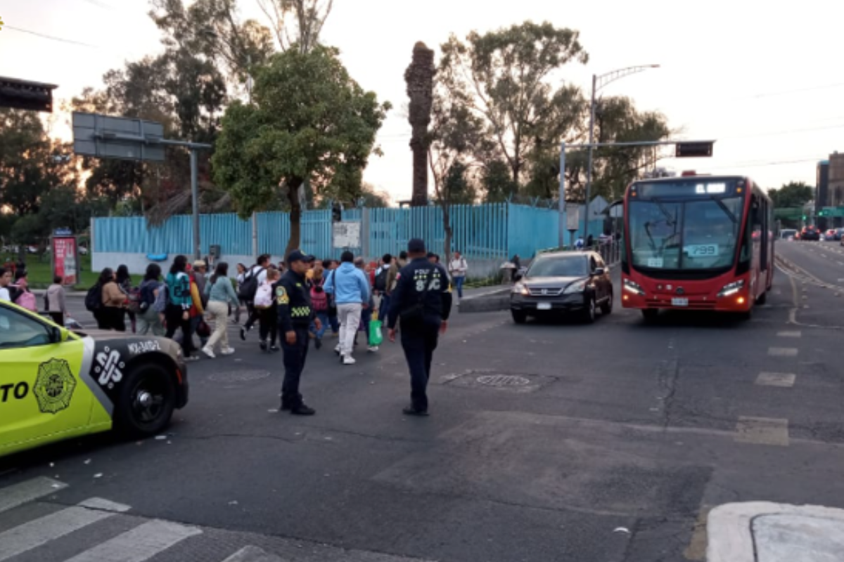 Calle cerrada en la CDMX.   Foto: @OVIALCDMX