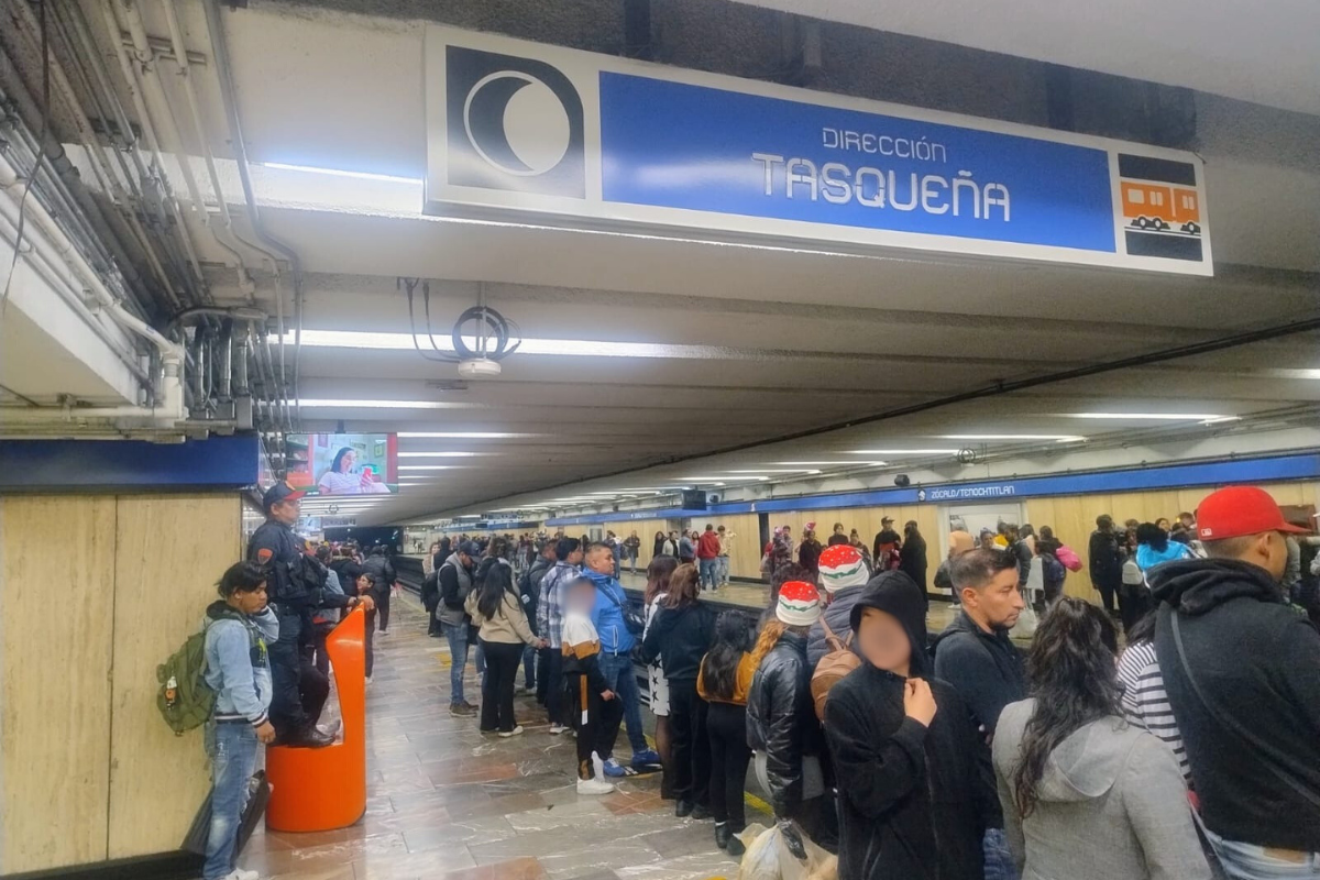 Personas esperando en el andén del Metro.    Foto: @MetroCDMX