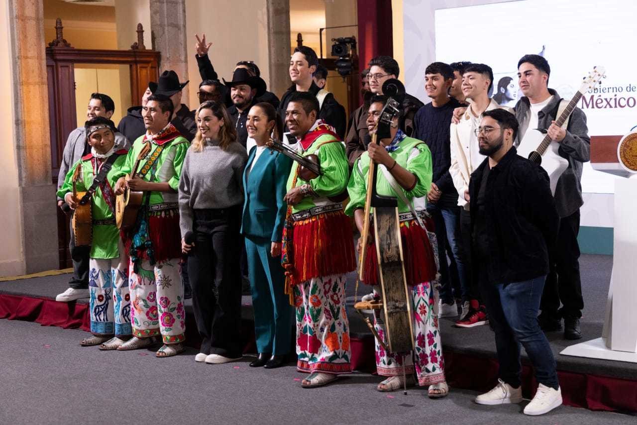 Los HH se lucen en la Mañanera de Claudia Sheinbaum al presentar el ‘himno a los migrantes’ en EU. / FOTO: Gobierno Federal