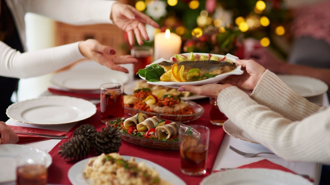 En las cenas navideñas, el ISSSTE hizo recomendaciones para no excederse. (Fotografía: Canva)