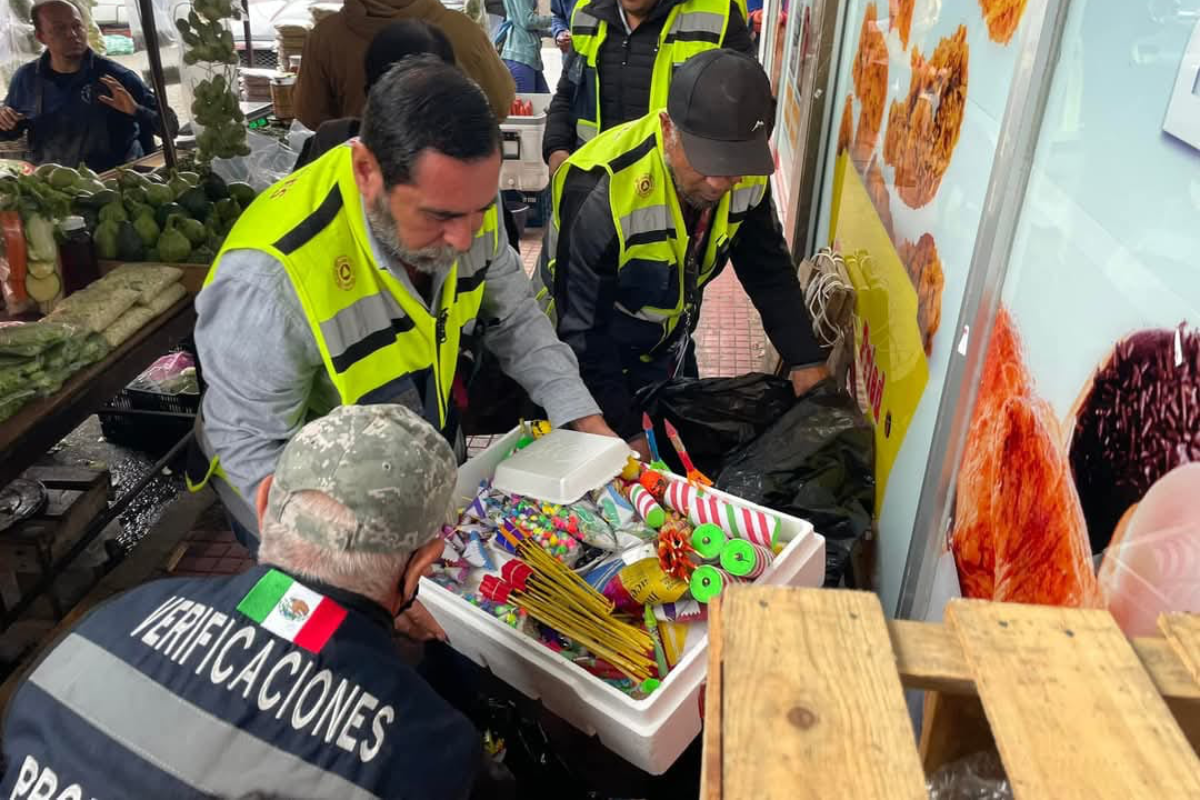 Suman 40 kilogramos de pirotecnia ilegal decomisada en Victoria. Foto: PC Victoria