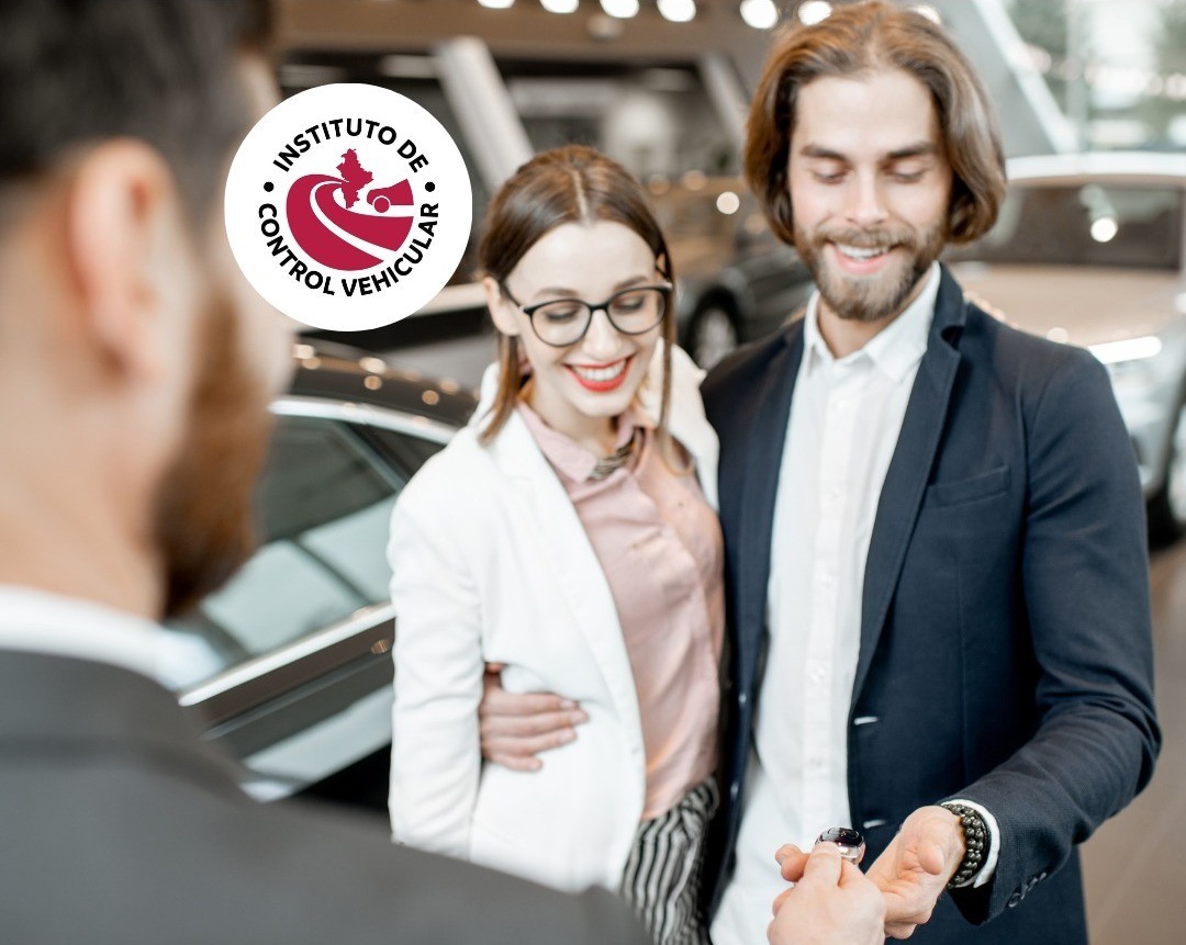 Una pareja comprando su auto recién salido de la agencia. Foto: Canva.