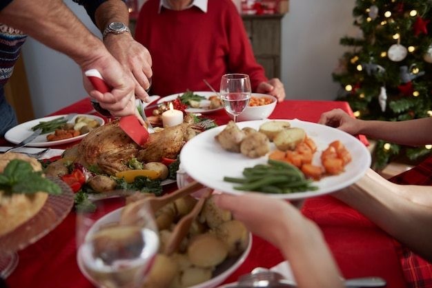 La cena de Navidad recalentada es una de las costumbres mexicanas en temporada decembrina. Imagen: Freepik