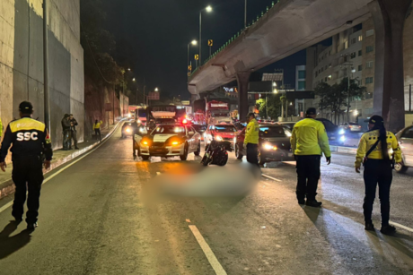 Motociclista derrapa y muere tras ser arrollado por un trailero