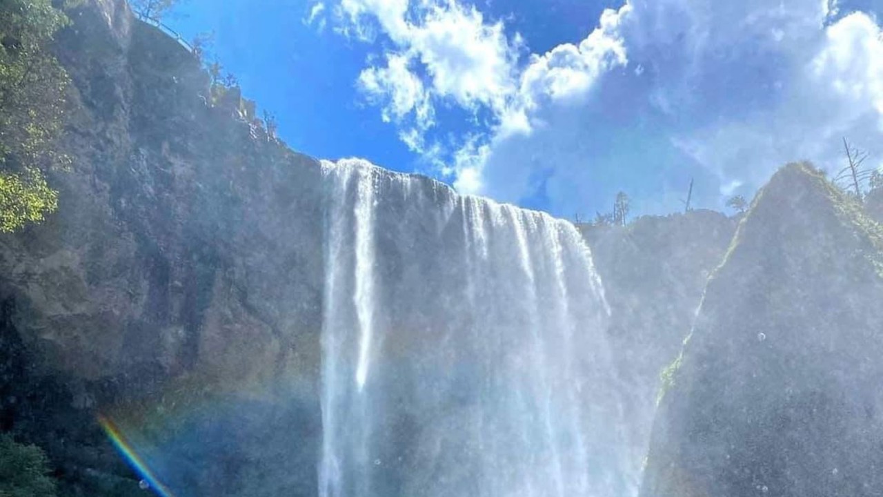 La impresionante cascada del Salto del Agua Llovida. Foto: Facebook Cabañas El Salto del Agua Llovida.