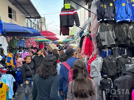 Abarrotan calles del centro de Monterrey por compras navideñas