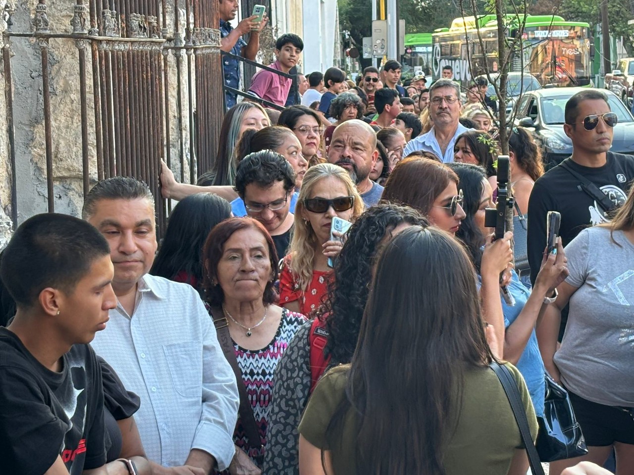 En Monterrey, los regios compran artículos de Año Nuevo al último minuto. Foto: Diego Beltrán.