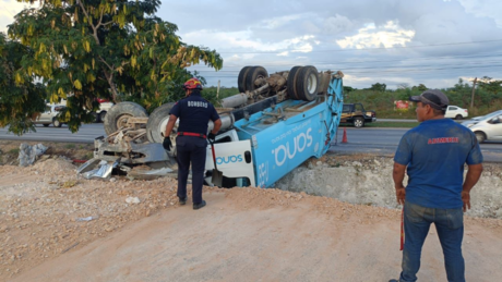 Camión recolector de Sana vuelca en el Periférico de Mérida