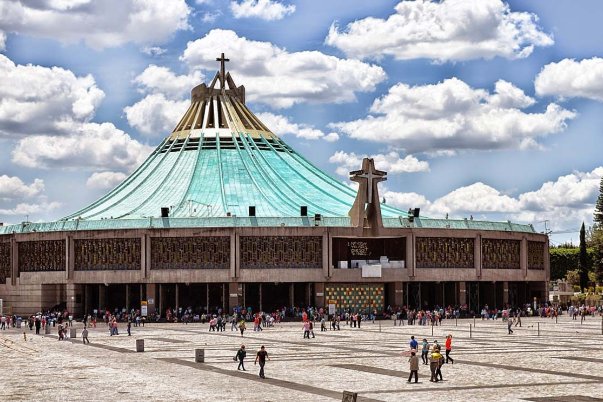 La Basílica de Guadalupe con algunos visitantes. Foto: Turismo México